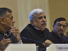चुनाव आयोग का अंदरूनी विवादः क्या बाहर के हल्ला की जड़ें भीतर ही थीं?