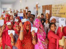 NOTA के बढ़ते प्रतिशत के बीच मतदान अनिवार्य करने की मांग कितनी जायज?