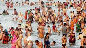 Nirjala Ekadashi पर श्रद्धालुओं ने लगाई गंगा में डुबकी, जानिए इस व्रत की पूजा विधि और कथा 