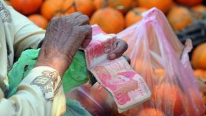 पाकिस्‍तान में रुपए की कीमत में गिरावट से मचा हाहाकार, कराची में दूध 200 रुपए लीटर