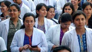 #DoctorsStrike: राजनीति से परे कुछ सवाल उठाती है डॉक्टरों की ये हड़ताल