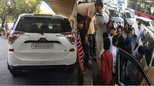 जम्मू-कश्मीर नंबर की XUV में सवार संदिग्धों का दिल्ली के आउटर रिंग रोड पर एनकाउंटर, 2 दबोचे