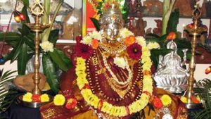 वर महालक्ष्‍मी पर्वः सोलह शृंगार के बाद होती है मां लक्ष्मी की विधिवत पूजा