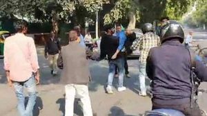 दिल्लीः घायल छात्रा की मदद कर आप नेता संजय सिंह बने 'फरिश्ता'