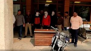 गिफ्ट में मां ने दी थी बाइक, युवक उससे लूट की वारदात को देता था अंजाम