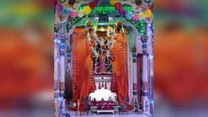 इस मंदिर में बांटा जाता है चॉकलेट-पिज्जा और हॉटडॉग वाला प्रसाद, पार्सल से आता माल, PHOTOS