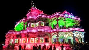 सफेद संगमरमर और सतरंगी रोशनी से जगमगाते इस मंदिर में हैं 94 कलामंडित स्तंभ, कर देते हैं मंत्रमुग्ध, PHOTOS