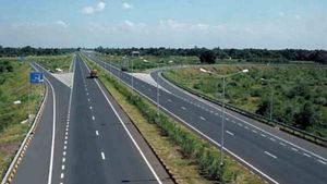 दुर्घटनाः हादसा देखने के लिए रोकी कार तभी उसपर पलट गया ट्रक, परिवार के 3 लोगों की मौत