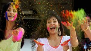 Holi 2021: रंगों वाला वीकेंड, होली खेलने से पहले बालों को ऐसे करें बचाव