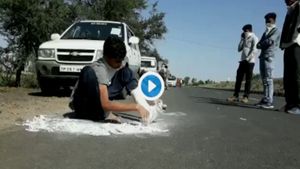 Viral Video : सड़क पर खुद ही काटा पैर का प्लास्टर, फिर 240 किमी दूर घर के लिए पैदल रवाना