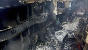 पाकिस्‍तान: कराची में क्रैश प्‍लेन के मलबे से नगद में मिले करोड़ों रुपए, जांच अधिकारी हैरान