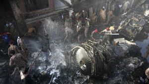 PIA Airbus 320 crash: कराची में अब तक मिली 82 लाशें, और शवों की तलाश जारी