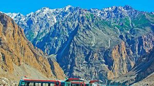 कश्‍मीर को भारत का हिस्‍सा दिखाने पर पाकिस्‍तान को लगी मिर्च, दो पाकिस्‍तानी पत्रकारों को दी गई ये सजा 