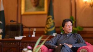 IMF ने पीएम इमरान खान से कहा, सरकारी नौकरों की सैलरी को रोको