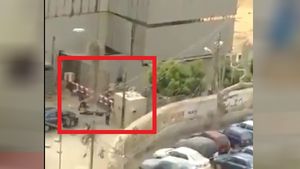 कराची स्टॉक एक्सचेंज में घुसते ही आतंकियों ने की अंधाधुंध फायरिंग, सामने आया खौफनाक VIDEO