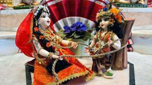 Krishna Janmashtami  2020: जानिए कोरोना संकट के बीच कैसे करें बांसुरी वाले की पूजा? 