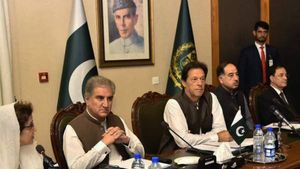 पाकिस्‍तान में घिरे अपने विदेश मंत्री कुरैशी को पीएम इमरान ने भेजा चीन