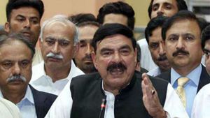   Video: पाकिस्‍तान के मंत्री राशीद ने दी भारत को एटम बम की धमकी, बोले-असम तक लगेगा निशाना  