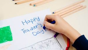 Teachers Day 2020: शिक्षक दिवस के मौके पर अपने गुरुजनों को भेजें ये संदेश