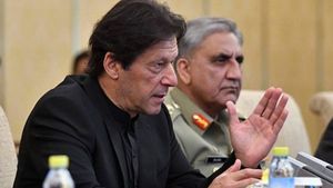 पाकिस्‍तान में विपक्ष सेना पर आक्रामक, जनवरी से PM इमरान को हटाने के लिए छिड़ेगा आंदोलन