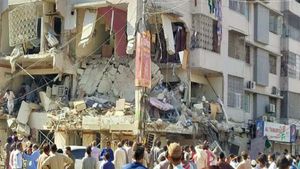 पाकिस्तान में कराची यूनिवर्सिटी के सामने धमाका, अब तक 3 की मौत, 15 लोग गंभीर