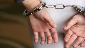 बेटे के साथ ड्रग सप्लाई करते ऑफिसर धराया, 2 दिन में पुलिस अधिकारी के पकड़े जाने की दूसरी घटना