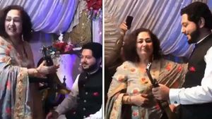 पाकिस्‍तान में दामाद को सास से गिफ्ट में मिली AK-47, देखिए ये वायरल Video