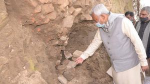 मुख्यमंत्री नीतीश कुमार ने भागलपुर के गुवारीडीह ग्राम में पुरातात्विक स्थल का किया परिभ्रमण