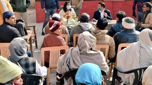 सीएम योगी के निर्देश पर किसानों की समस्या सुनने गांव-गांव पहुंचे आलाधिकारी