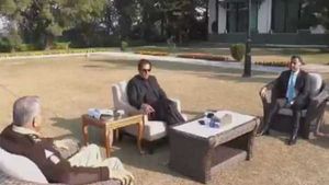 Pak: Biden के अफ़गान प्लान से परेशान PM इमरान, आर्मी और ISI चीफ के साथ की बैठक