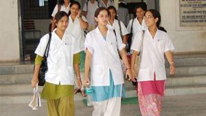  सफल हुआ केजरीवाल का हेल्थ मॉडल, दिल्ली के 72.87% लोग प्राइवेट की बजाए सरकारी अस्पतालों में करवाते हैं इलाज
