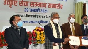 सीएम त्रिवेंद्र ने अटल आयुष्मान योजना में बेहतर प्रदर्शन करने वाले अस्पतालों को किया सम्मानित