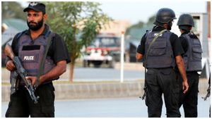 Pakistan: पाकिस्तानी पुलिस का आतंक, कार नहीं रोकने पर 21 साल के युवक को मारी 22 गोली, मौके पर मौत