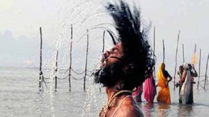 Mauni Amavasya 2021: भक्तों ने गंगा में लगाई आस्था की डुबकी, जानिए मौनी अमावस्या का राशियों पर प्रभाव