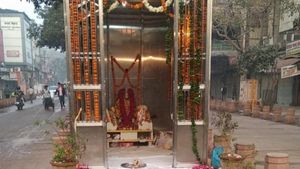 मंदिर तोड़े जाने के डेढ़ महीने बाद दिल्ली के चांदनी चौक में ठीक उसी जगह दोबारा बनाया गया हनुमान मंदिर