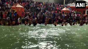माघ पूर्णिमा: श्रद्धालुओं ने हरिद्वार और प्रयागराज में लगाई आस्था की डुबकी, मिलेगा सहस्रकोटि पुण्य फल