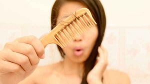 Hair Fall: बालों के गिरने से हैं परेशान, ये घरेलू नुस्खे पहुंचाएंगे राहत