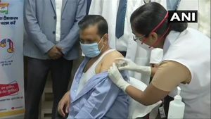 दिल्ली के सीएम अरविंद केजरीवाल ने ली कोरोना वैक्सीन की पहली डोज