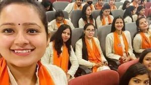 Fact Check: क्या उत्तरांचल यूनिवर्सिटी ने दीक्षांत समारोह के लिए भगवा स्कार्फ किया अनिवार्य?