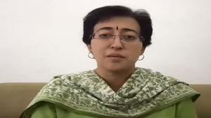 केंद्र सरकार वैक्सीन उपलब्ध कराने के बजाय स्टॉक की स्थिति को छुपाना चाहती है: आतिशी