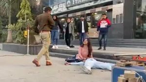 fact check: पुलिसकर्मी ने गुस्से में कपल को गोलियों से भूना? सामने आया वायरल वीडियो का सच