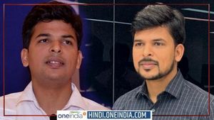 Somesh Upadhyay : वो IAS जो युवाओं को Whatsapp पर फ्री में देते हैं UPSC की कोचिंग, खुद गरीबी में पले-बढ़े 