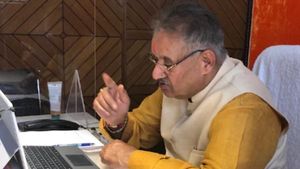 देहरादून: प्रभारी मंत्री का निर्देश- कोरोना मरीजों को भर्ती करें पहले, कागजी खानापूर्ति करें बाद में