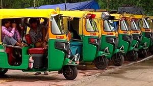 कोरोना संकट में ऑटो चालाकों को 5 हजार रुपए की मदद देगी केजरीवाल सरकार, कैबिनेट की मंजूरी