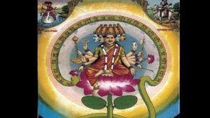 Gayatri Mantra in Hindi: पढ़ें गायत्री मंत्र का अर्थ और जपने के फायदे