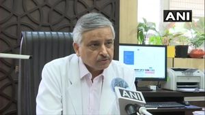 AIIMS के निदेशक रणदीप गुलेरिया बोले- कच्चे भोजन के सेवन से ब्लैक फंगस होने की खबर गलत