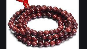 Benefits of Chandan ki Mala: चंदन की माला लाती है समृद्धि, जानिए इसके लाभ