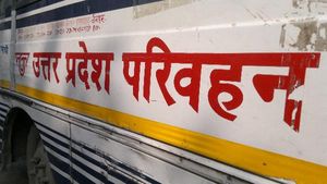 COVID-19: योगी सरकार का बड़ा फैसला, 15 दिन तक राज्‍य से बाहर नहीं जाएंगी पर‍िवहन व‍िभाग की बसें
