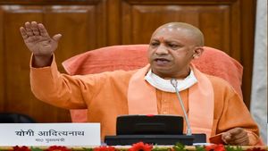 कोरोना की तीसरी लहर से पहले सीएम योगी ने कसी कमर, सांसद-विधायक से PHC-CHC गोद लेने को कहा