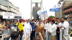 पंजाब: आम आदमी पार्टी ने कैप्टन सरकार पर लगाया मैट्रिक स्कॉलरशिप में घोटाले का आरोप, फूंका पुतला